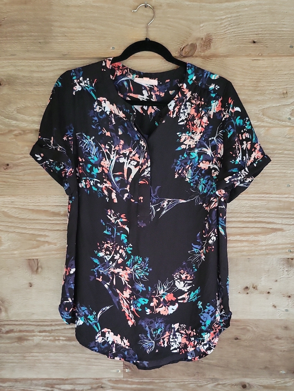 EVRI Size 0X Black Floral Short-Sleeve Blouse with Coral & Teal Accents